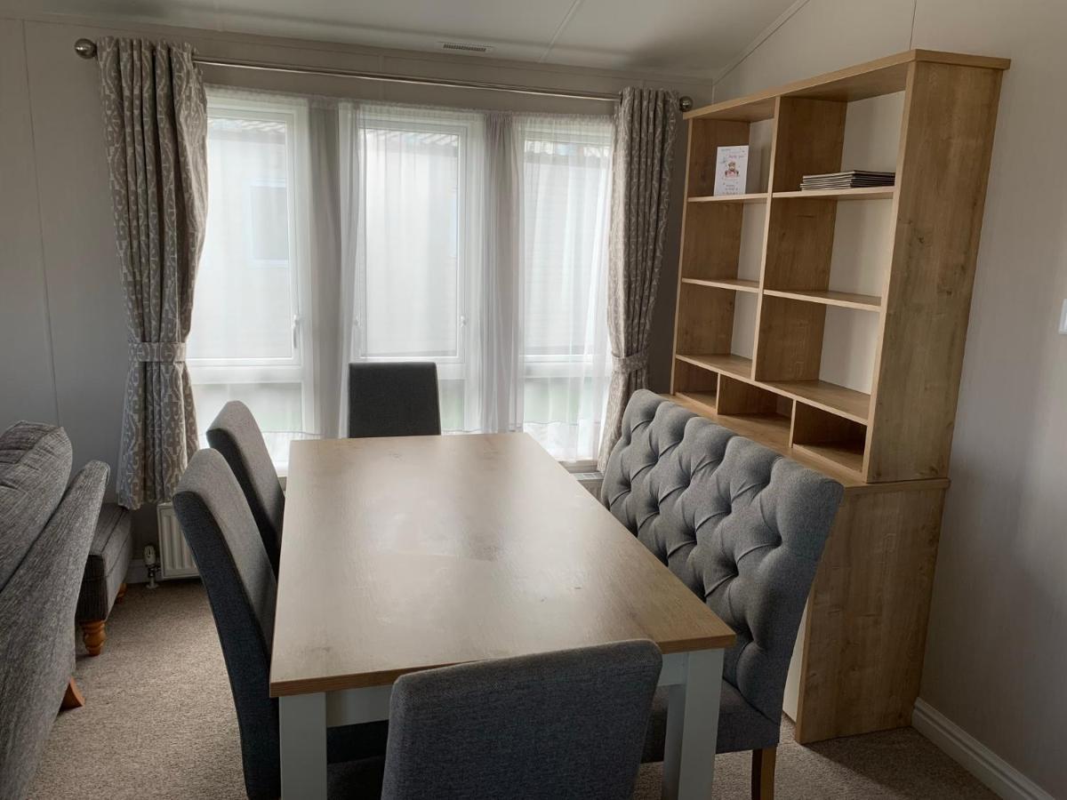 סקארבורו 8 Birth Lodge On Cayton Bay Holiday Park מראה חיצוני תמונה