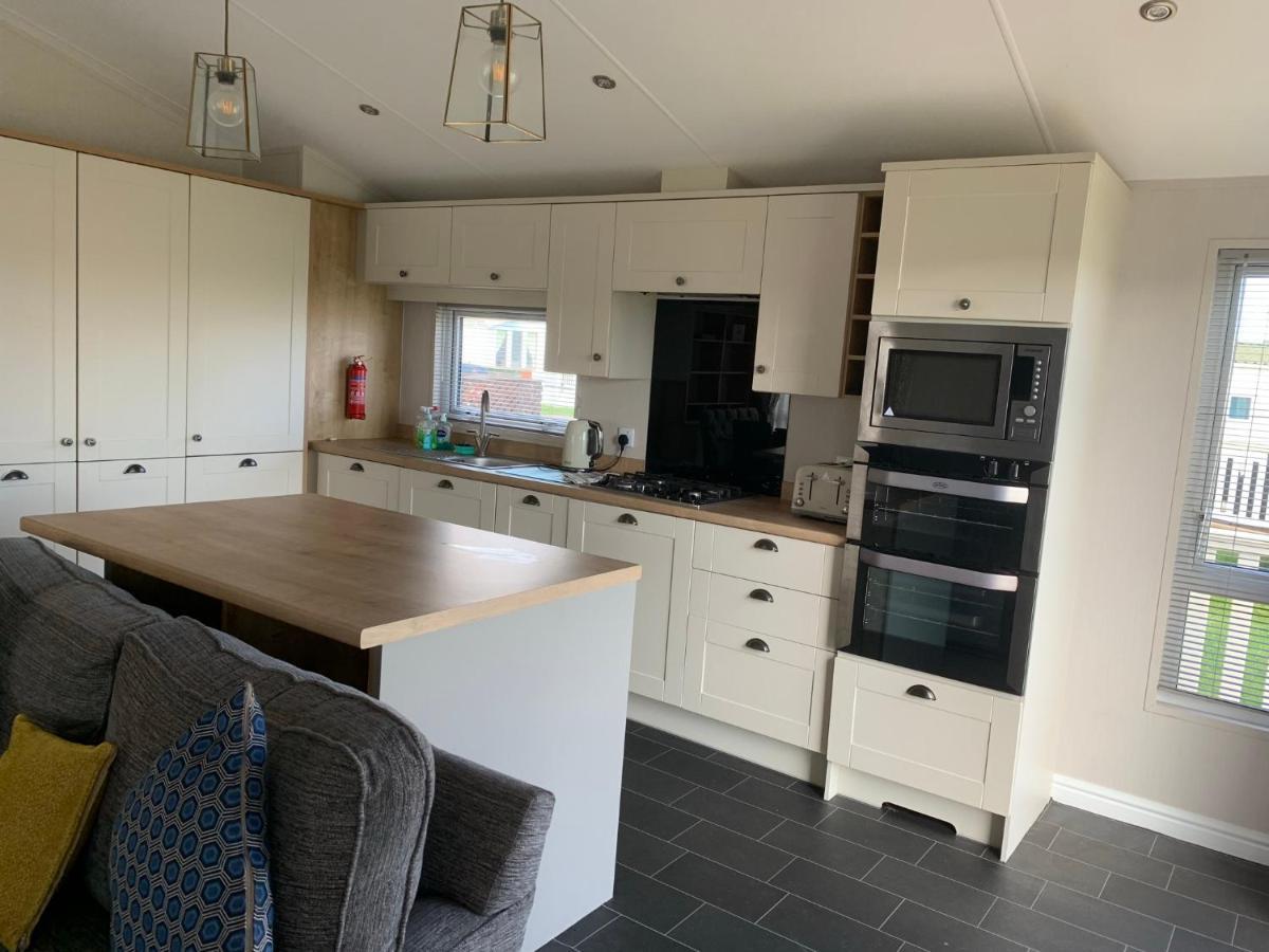 סקארבורו 8 Birth Lodge On Cayton Bay Holiday Park מראה חיצוני תמונה